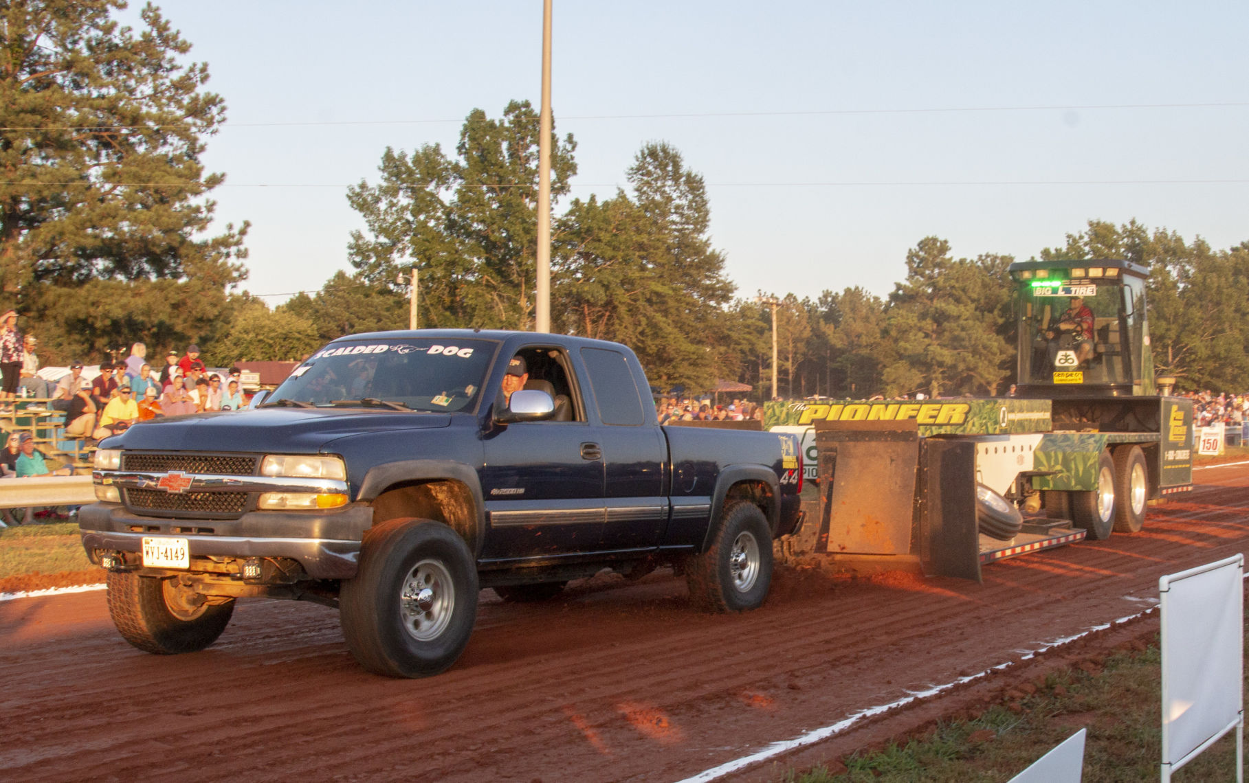 TractorPull03.JPG